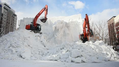 Sapporo-Schneefest-Skulptur-Kommt-Herunter