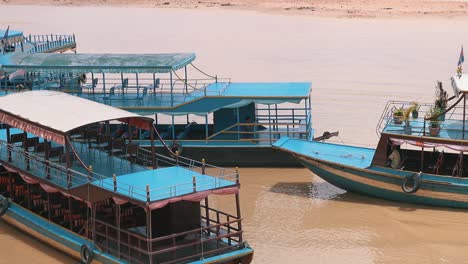 Barcos-Que-Llegan-Al-Muelle-En-El-Embarcadero-Del-Lago-Tonle-Sap