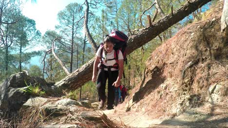 Montañeros-Del-Himalaya-De-Un-Instituto-De-Formación-De-Montañismo-En-Su-Camino-Hacia-El-Sendero