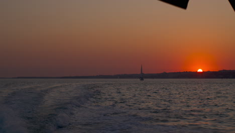 Segeln-Bei-Sonnenuntergang-Meer