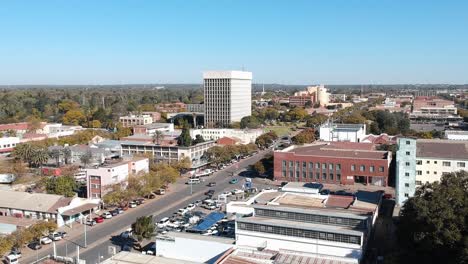 Eine-Stationäre-Drohnenaufnahme-Des-Hochhauses-Von-Bulawayo-Unter-Sonnigen-Bedingungen