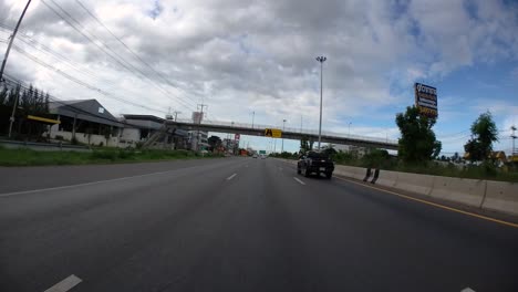 Este-Es-Un-Lapso-De-Tiempo-Con-Una-Cámara-De-Acción-Montada-Frente-Al-Camión,-Conduciendo-De-Pranburi-A-Hua-Hin-Y-De-Hua-Hin-A-Bangkok-En-Phet-Kasem-Road