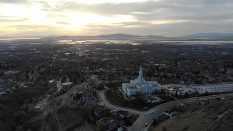 Drohne-Fliegt-über-Den-LDS-Tempel-In-Richtung-Sonnenuntergang