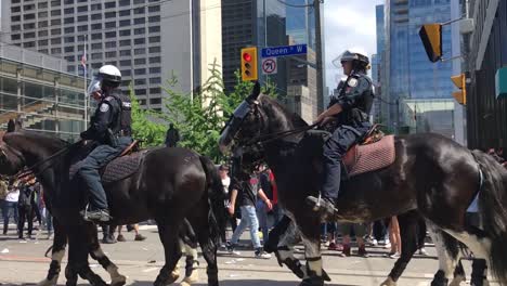 La-Unidad-De-Servicios-Montados-De-La-Policía-De-Toronto-Pasa-A-Caballo,-Toronto