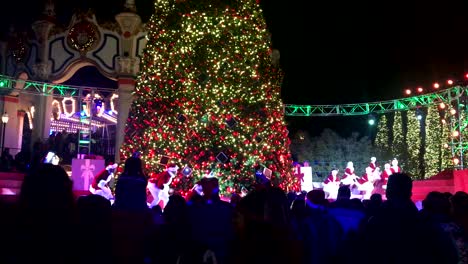 Eine-Zauberhafte-Weihnachtsvorstellung-Im-Großen-America-Themenpark-Kaliforniens-Während-Der-Winterfest-Feierlichkeiten