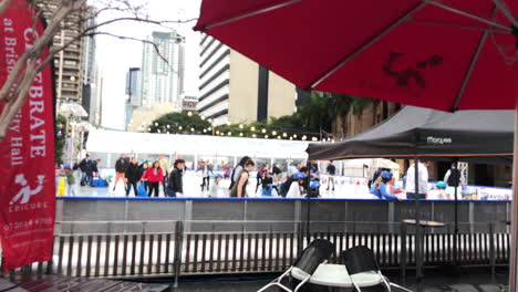 Las-Familias-Patinan-Sobre-Hielo-En-La-Pista-De-Patinaje-Sobre-Hielo-Al-Aire-Libre-De-La-Ciudad-De-Brisbane,-Queensland