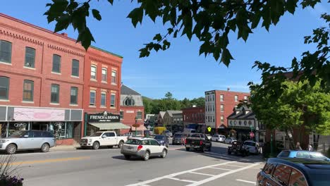 4K-Weitwinkelaufnahme-Der-Innenstadt-Von-Camden,-Maine