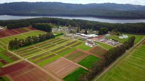 Vista-De-Drones-Flotantes-Del-Festival-De-Tulipanes-De-Tesselaar-Con-Depósito-De-Silvan-En-El-Fondo,-Victoria,-Australia