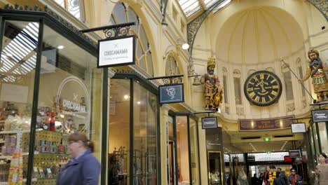 Royal-Arcade,-Melbourne,-Juli-2019-Historisches-Einkaufspassagengebäude-In-Melbourne---Beliebte-Touristenattraktion-In-Melbourne