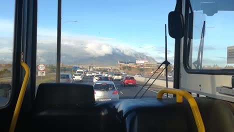 Tráfico-Lento-En-Ciudad-Del-Cabo-Desde-El-Interior-De-Un-Autobús