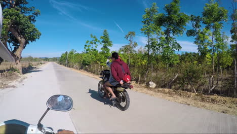 Passagier-Pov-Beim-Motorradfahren-In-Der-Provinz