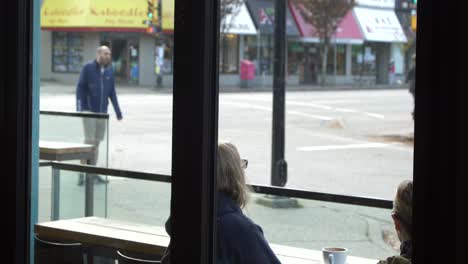 Dos-Mujeres-En-El-Patio-Disfrutan-Del-Café-De-La-Mañana