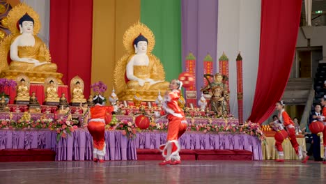 Chinesische-Kinder-Tanzen-Mit-Traditioneller-Chinesischer-Laterne-Während-Des-Buddha-geburtstagsfestivals-Brisbane-2018-Chinesische-Kinder-Tragen-Traditionelle-Kleidung-Und-Tanzen-Vor-Der-Buddha-statue