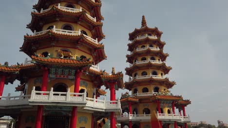 Las-Pagodas-Del-Dragón-Y-El-Tigre-En-El-Estanque-De-Lotos-En-Kaohsiung,-Taiwán