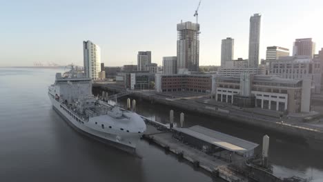 Liverpool-Frente-Al-Mar-Vista-Aérea-Marina-Real-Militar-Enviar-Amanecer-Edificios-De-Gran-Altura-Horizonte-Izquierda-órbita