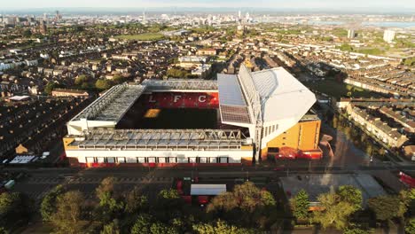 Icónico-Liverpool-Lfc-Anfield-Estadio-Campo-De-Fútbol-Vista-Aérea-Aumento-De-Tirar-Hacia-Atrás