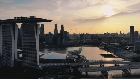 Imágenes-Aéreas-Del-Paisaje-Urbano-De-Singapur-Alrededor-De-Marina-Bay-Sands-Y-Jardines-Junto-A-La-Bahía