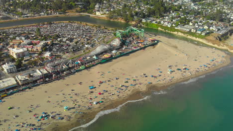 Tobogán-Aéreo-De-Altura-Del-Parque-De-Atracciones-En-La-Playa