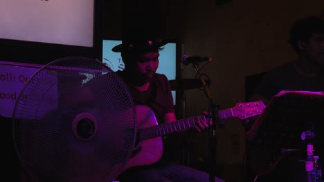 Thailändischer-Mann-Mit-Hut,-Der-Gitarre-Auf-Der-Khaosan-Road-In-Bangkok,-Thailand,-Spielt