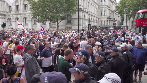 Los-Partidarios-De-Tommy-Robinson-Cantan-Inglaterra-Y-Discuten-Con-La-Policía-En-Whitehall,-Londres.