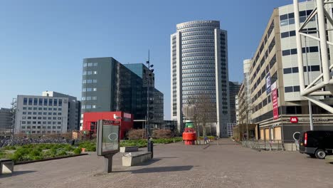 Außenaufnahme-Eines-Gebäudekomplexes-Neben-Dem-Bahnhof-Sloterdijk-In-Amsterdam