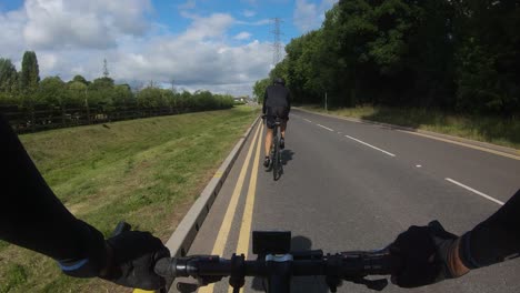 Pov-Siguiendo-A-Un-Ciclista-En-Thomas-Sawyer-Way-Con-Auto-Adelantando