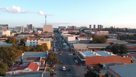 Un-Dron-Estacionario-En-La-Parte-Superior-De-Bulawayo,-El-área-De-La-Ciudad-De-Zimbabwe-Al-Atardecer