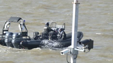 Tripulación-De-La-Fuerza-Especial-De-La-Policía-En-Equipo-De-Patrulla-De-Seguridad-Táctica-En-La-Marea-Ventosa