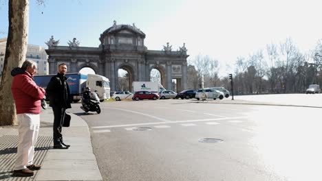 Puerta-Del-Alcála-,-Plaza-De-La-Independencia,-Traffic-And-Pedestrians-In-Slow-Motion,-Copy-Space