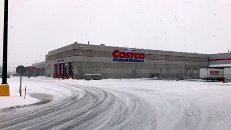 Muelle-De-Carga-Y-Estacionamiento-De-La-Tienda-Minorista-Costco-Durante-Las-Fuertes-Nevadas-En-Montreal