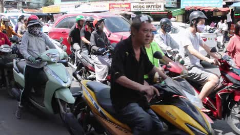 Intenso-Tráfico-De-Motocicletas-Y-Actividad-En-Las-Concurridas-Calles-De-La-Ciudad-De-Ho-Chi-Minh,-Uno-De-Los-Pocos-Lugares-Libres-De-La-Pandemia-Del-Virus-De-La-Corona