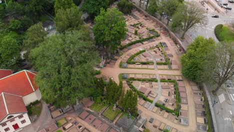 Vista-Aérea-Sobre-El-Cementerio-Ubicado-En-Lunden,-Cerca-De-Orgryte-En-Gotemburgo,-Suecia