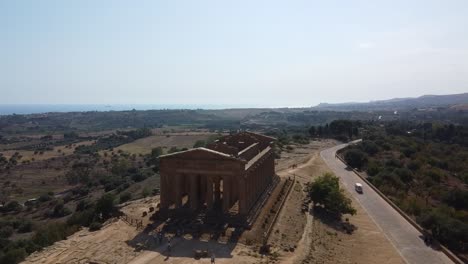 Vista-Aérea:-Templo-De-La-Concordia,-Sicilia-Italia