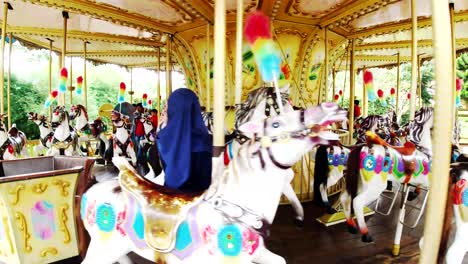 Caballo-De-Carrusel-En-El-Parque-De-Atracciones