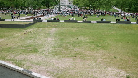 Las-Vidas-Negras-Importan-Manifestantes-Reunidos-En-El-Parque-Frente-Al-Edificio-Del-Parlamento-En-Quebec,-Canadá---Disparo-Revelador-Inclinado-Hacia-Arriba