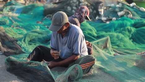 Los-Pescadores-Están-Reparando-Redes-En-Preparación-Para-Pescar-En-El-Mar