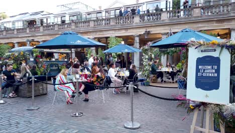 Restaurante-En-El-Borde-De-Covent-Garden-Con-Gente-Sentada-Disfrutando-De-La-Comida-Y-La-Bebida,-Londres,-Reino-Unido.