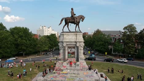 Avenida-De-Monumentos-Famosa-Por-Las-Estatuas-Y-Monumentos-Conmemorativos-De-La-Guerra-Civil-Ubicación-De-Muchas-Protestas-Contra-La-Brutalidad-Policial-Y-La-Discriminación-Racial