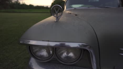 Faros-De-Coches-Buick-De-Coleccionistas-Antiguos,-Al-Aire-Libre-Al-Atardecer