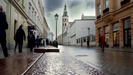 Krakauer-Zeitraffer-Von-Sightseeing-Touristen,-Die-Durch-Eine-Alte-Architektonische-Straße-Spazieren