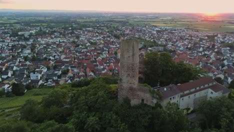 Vista-Aérea-Acercándose-A-La-Casta-De-Strahlenburg-En-La-Ciudad-De-Schriesheim-Alemania-Durante-Una-Hermosa-Puesta-De-Sol