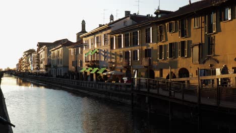 La-Famosa-Calle-Naviglio-Gran-Canal-De-Milán-Durante-La-Noche-A-La-Hora-Dorada,-Plano-Panorámico-Lento