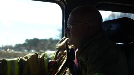 Bombero-Que-Viaja-Dentro-De-Un-Camión-De-Bomberos-En-La-Vía-Pública-Visto-Desde-El-Interior-De-La-Cabina