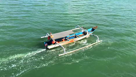 Barco-Típico-Indonesio-Llamado-Jukung-Navegando-Por-El-Mar-En-Bali,-Indonesia