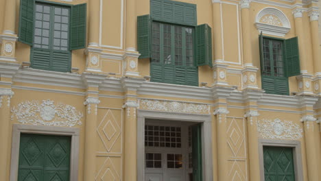 Fachada-De-Color-Amarillo-Vibrante-De-St