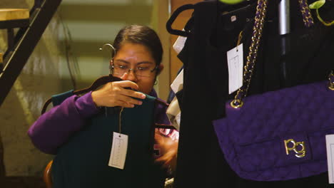 Mujeres-Comprando-Ropa-Y-Prendas