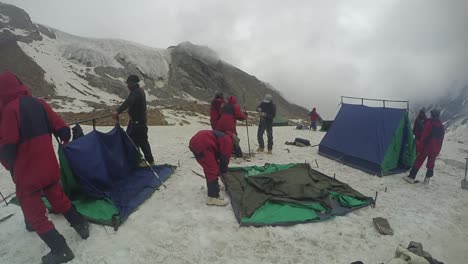 Montaje-De-Carpas-Por-Montañeros-Del-Himalaya-Para-Su-Estadía-En-Los-Picos-Nevados-Del-Alto-Himalaya