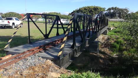 Una-Maqueta-De-Tren-Cruzando-Un-Puente-En-La-Provincia-Occidental-Vía-Férrea-De-Vapores-En-Vivo