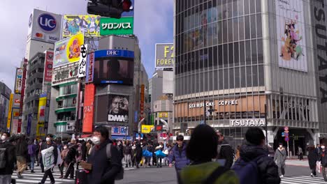 Der-Berühmte-Belebte-Fußgängerüberweg-In-Shibuya,-Tokio,-Japan,-Tagsüber-–-Weitwinkelaufnahme