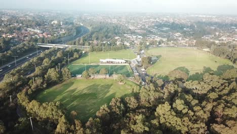 Imágenes-Aéreas-De-Drones-Volando-Hacia-El-Campo-De-Hockey-Sobre-Césped-Del-Parque-Elgar